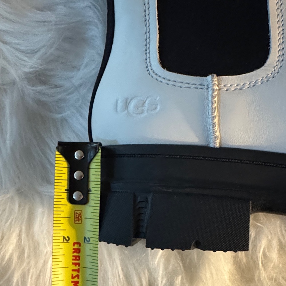 NWOT UGG Ashton Chelsea Ankle Boots Off White/Black size 10 - Picture 10 of 11